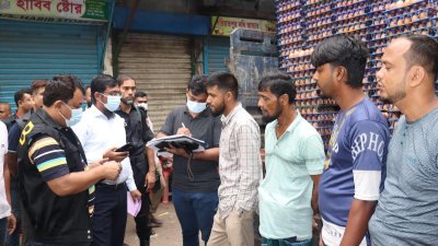 ডিমের আড়তে র‌্যাবের অভিযান