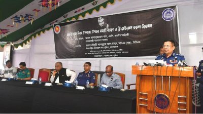বক্তৃতা করছেন আইজিপি চৌধুরী আবদুল্লাহ আল-মামুন