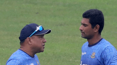 খালেদ মাহমুদ সুজনের সঙ্গে মাহমুদউল্লাহ।