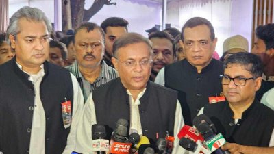 বনানী কবরস্থানে তথ্যমন্ত্রী ড. হাছান মাহমুদ