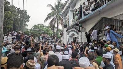 পারিবারিক কবরস্থানে তাকে দাফন করা হয়