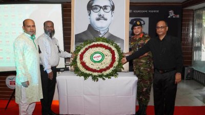 চা বোর্ড প্রাঙ্গণে জাতির পিতার অস্থায়ী প্রতিকৃতিতে পুষ্পস্তবক অর্পণ করা হয়