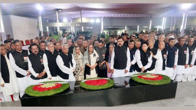 নেতাদের নিয়ে জাতির পিতার প্রতিকৃতিতে শ্রদ্ধা জানাচ্ছেন শেখ হাসিনা  (ছবি: ফোকাস বাংলা)