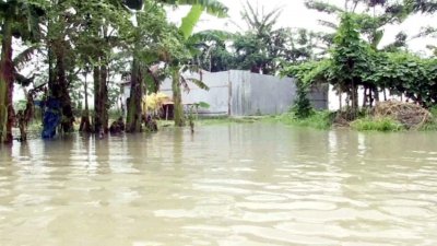 কমপক্ষে দশটি গ্রামে পানি প্রবেশ করেছে