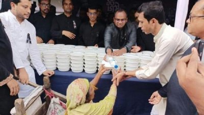 শোক দিবস উপলক্ষে দুস্থ-অসহায়দের খাবার দিলো আ.লীগ