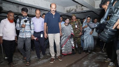 মোহাম্মদপুরে জাপান গার্ডেন সিটির অভিযানে মেয়র মো. আতিকুল ইসলাম