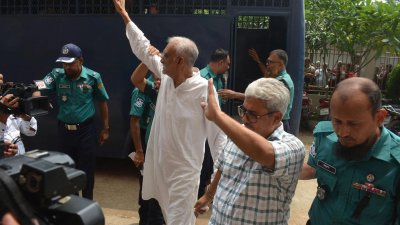 বিএনপি নেতা চাঁদ ও শফিকুলকে আদালত থেকে কারাগারে নিয়ে যাচ্ছে পুলিশ