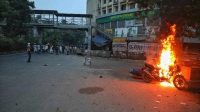 সাঈদীর মরদেহবাহী অ্যাম্বুলেন্স ঘিরে বিএসএমএমইউ ও শাহবাগ মোড়ে হামলা-ভাঙচুর করে জামায়াত-শিবিরের নেতাকর্মীরা