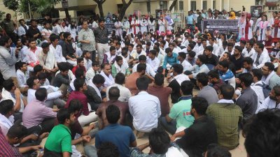 শিক্ষার্থী ও ইন্টার্নি চিকিৎসকরা কর্মবিরতিসহ বিক্ষোভ কর্মসূচি পালন করছেন