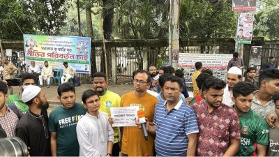 জাতীয় প্রেসক্লাবের সামনে মাহমুদউল্লাহর ভক্ত-সমর্থকরা জমায়েত হয়ে বিক্ষোভ করেন