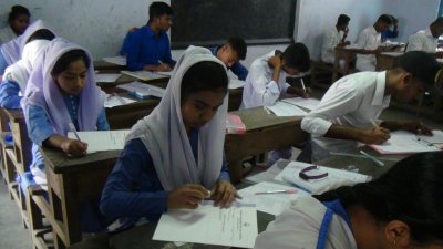 পরীক্ষা দিচ্ছে শিক্ষার্থীরা