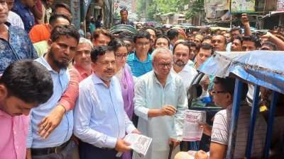 কেরানীগঞ্জ এলাকায় লিফলেট বিতরণ করেন রিজভী