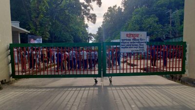 চট্টগ্রাম বিশ্ববিদ্যালয়ের প্রধান ফটকে তালা