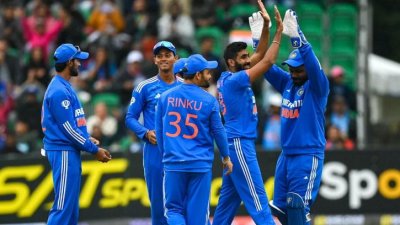 প্রায় এক বছর পর ফিরে প্রথম ওভারেই দুই উইকেট নেন বুমরা