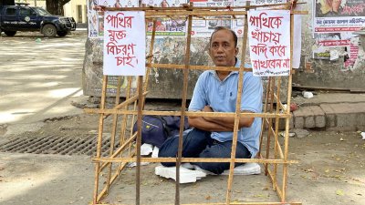 পাখির মুক্ত বিচরণের দাবিতে নিজেকে খাঁচায় বন্দি করেছেন নবীন