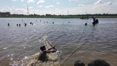 গ্রামবাসী ও ফায়ার সার্ভিসের চেষ্টায় নদী থেকে তাদের মরদেহ উদ্ধার করা হয়