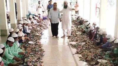 পাগলা মসজিদের দানবাক্সের টাকা গণনা চলছে