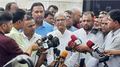 সাংবাদিকদের সঙ্গে কথা বলছেন মির্জা ফখরুল ইসলাম আলমগীর