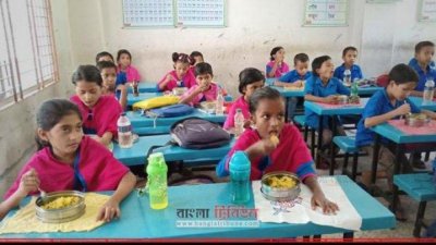 স্কুলে দুপুরের খাবার খাচ্ছে শিশু শিক্ষার্থীরা (ফাইল ফটো)