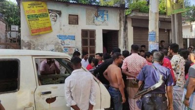 সাভারে নিজ বাসার কক্ষে হাত-পা বাঁধা ও গলায় গামছা পেঁচানো অবস্থায় এক শিক্ষকের লাশ উদ্ধার করেছে পুলিশ