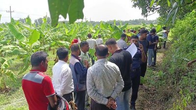 ঘটনাস্থলে মানুষের ভিড়