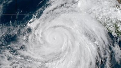 ধেয়ে আসছে শক্তিশালী ঘূর্ণিঝড় হিলারি