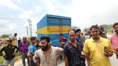 হতাহতদের উদ্ধার করেছেন স্থানীয়রা