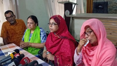 সংবাদ সম্মেলনে নিখোঁজ চিকিৎসকদের পরিবারের সদস্যরা