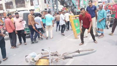 পরিচ্ছন্নতাকর্মীদের মিছিলে হামলা চালিয়ে কমপক্ষে ৩০ জনকে গুরুতর আহত করার অভিযোগ উঠেছে