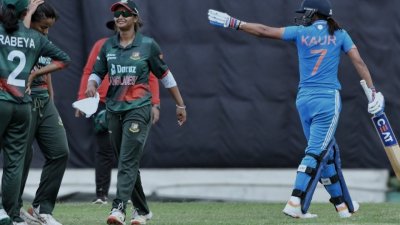 অশোভন আচরণে দুই ম্যাচের নিষেধাজ্ঞা পেয়েছেন হারমানপ্রীত।