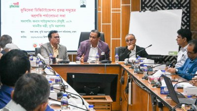 ভূমি মন্ত্রণালয়ের সভাকক্ষে  ভূমিমন্ত্রী সাইফুজ্জামান চৌধুরী