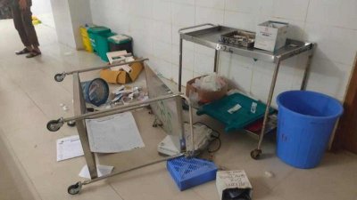 হাসপাতালে ভাঙচুর চালিয়েছেন রোগীর স্বজনরা