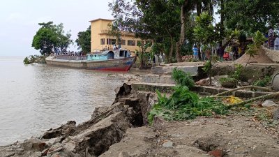 হুমকির মুখে রয়েছে ৪৬নং চর মকুন্দিয়া সরকারি প্রাথমিক বিদ্যালয়