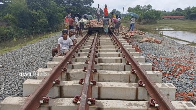 সম্প্রতি বন্যায় ক্ষতিগ্রস্ত দোহাজারী-কক্সবাজার রেললাইনের সংস্কারকাজ প্রায় শেষ হয়েছে