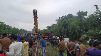 উদ্ধারে কাজ করছে উদ্ধারকারী ট্রেন