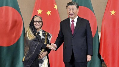 ১৫তম ব্রিকস সম্মেলনে সাইডলাইন বৈঠকে প্রধানমন্ত্রী শেখ হাসিনার সঙ্গে চীনের প্রেসিডেন্ট শি জিনপিং