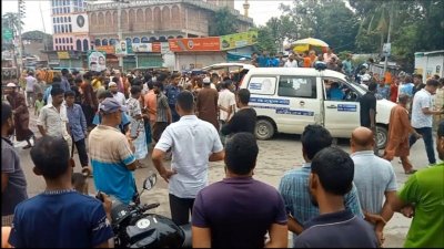 ঘটনাস্থলে মানুষের ভিড়