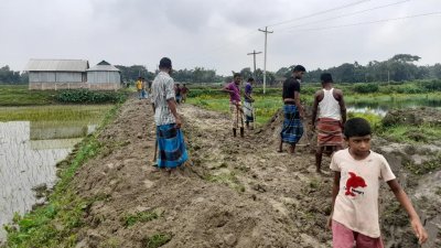 রাস্তা কেটে পুকুর খননের অভিযোগ