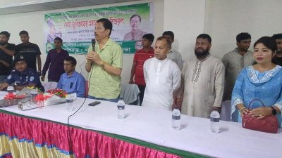 ত্রাণ বিতরণকালে বক্তব্য দিচ্ছেন বীর বাহাদুর উশৈ‌সিং