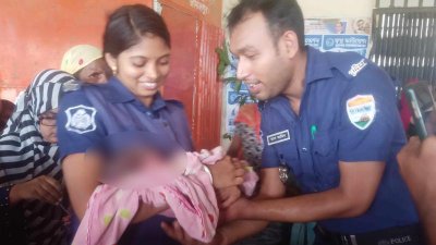 পুলিশের কোলে নবজাতক