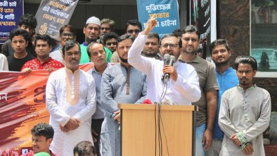 বক্তব্য রাখছেন মজিবুর রহমান মন্জু