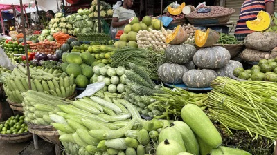 চলমান চড়া মূল্যের বাজারে আজকে প্রায় সব সবজিই  বিক্রি হচ্ছে উচ্চমূল্যে