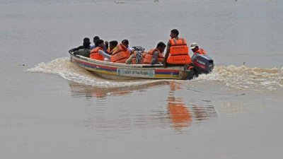 কাসুর জেলার ভিখিউইন্ড গ্রামে বন্যাকবলিত এলাকা থেকে লোকদের সরিয়ে নিচ্ছেন উদ্ধারকর্মীরা।