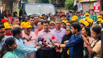 ডেঙ্গুর বিস্তার রোধে মশক নিধনে জনসম্পৃক্ততা কার্যক্রমে মেয়র ব্যারিস্টার শেখ ফজলে নূর তাপস