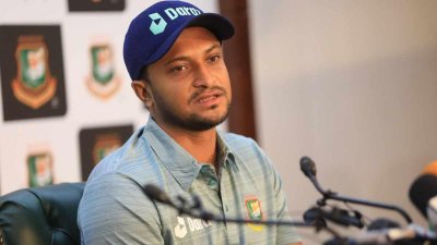 দেশ ছাড়ার আগের দিন সংবাদ সম্মেলনে কথা বলেছেন সাকিব।
