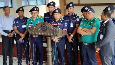 বরিশাল জেলা পুলিশ লাইন মিলনায়তনে সাংবাদিকদের সঙ্গে মতবিনিময় সভায় কথা বলেছেন আইজিপি চৌধুরী আবদুল্লাহ আল-মামুন