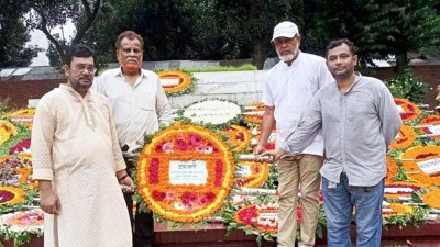 সুপ্রিম পার্টির একটি প্রতিনিধি দল কবির কবরে শ্রদ্ধা নিবেদন করেছে