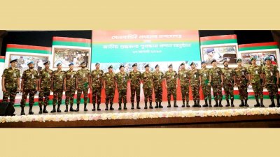 প্রশংসাপত্র,  ক্রেস্ট ও সনদপত্র পাওয়া সেনা সদস্যরা