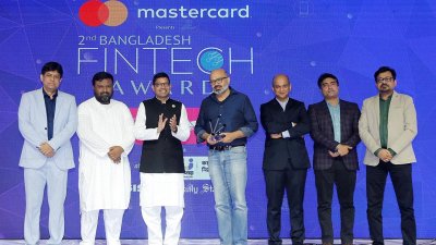 তথ্য ও যোগাযোগ প্রযুক্তি প্রতিমন্ত্রী জুনাইদ আহমেদ পলকের কাছ থেকে পুরস্কার গ্রহণ করেন বিকাশের প্রতিষ্ঠাতা ও প্রধান নির্বাহী কর্মকর্তা (সিইও) কামাল কাদীর