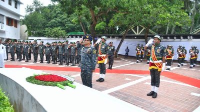 জাতির পিতার সমাধিতে শ্রদ্ধাঞ্জলি জ্ঞাপন করছেন আনসার ও গ্রাম প্রতিরক্ষা বাহিনীর ডিজি